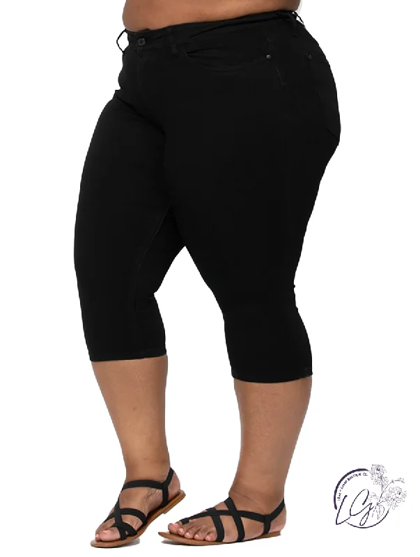 Curvy Leila Mid-Rise Black Capri by Judy Blue